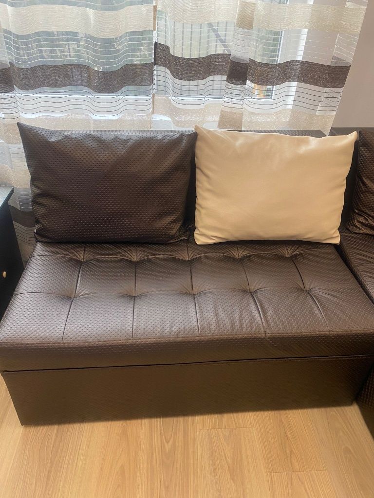 Vând colțar cu pat detașabil cu măsuță și 8 perne