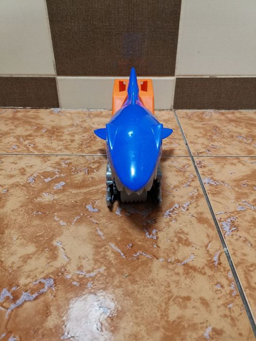 Vând mașină Hot Wheels Shark