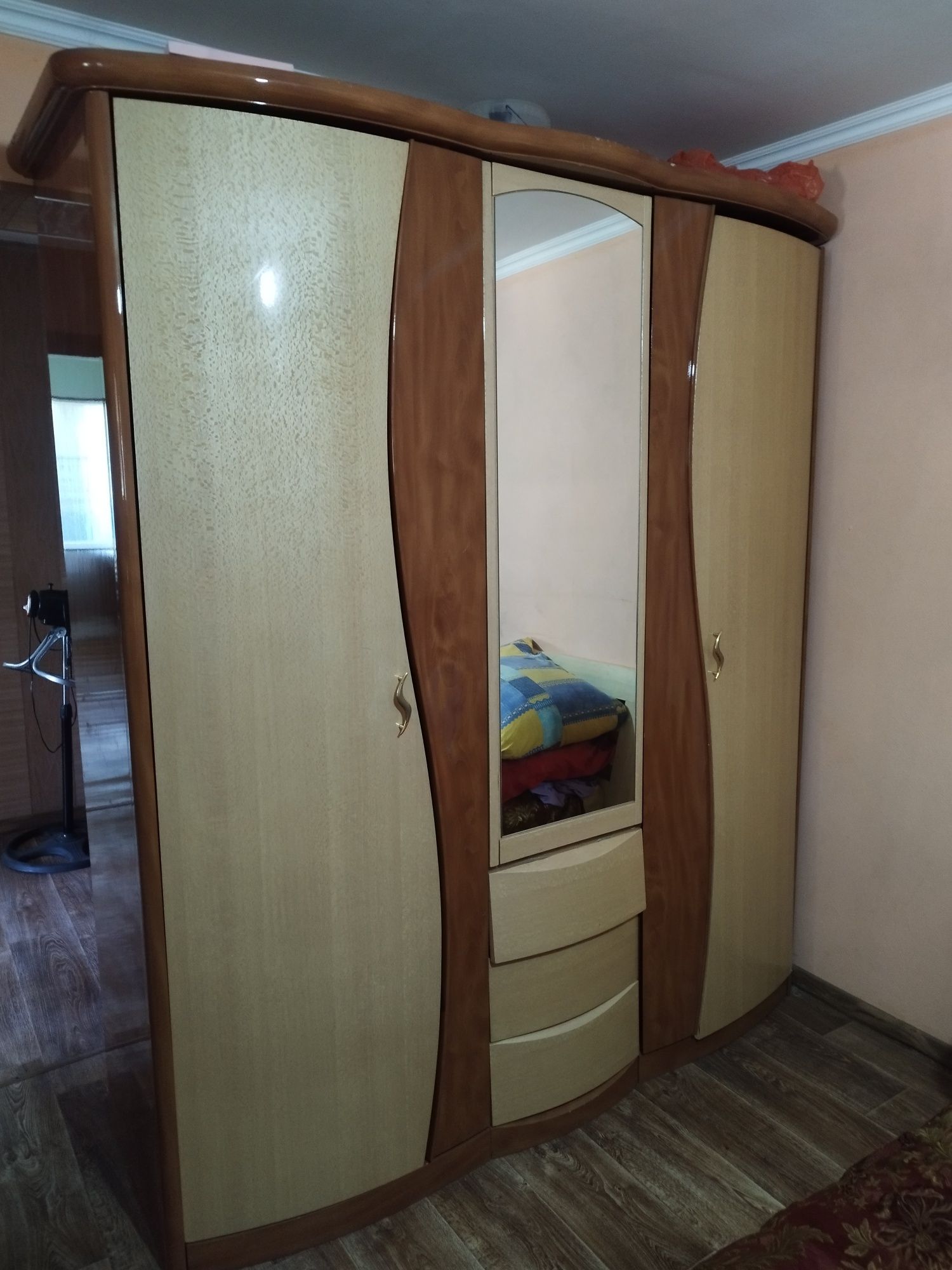 Кровать двуспальная и шкаф