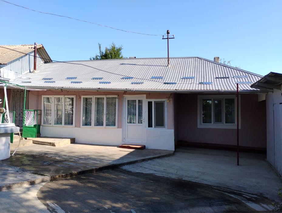 Casă+ teren 1200 metri pătrați lângă baltă , sat Cîrja