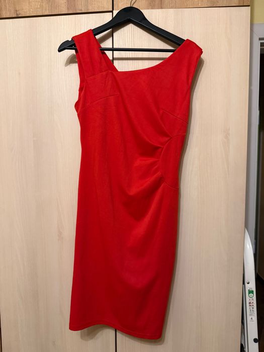 Червена официална рокля