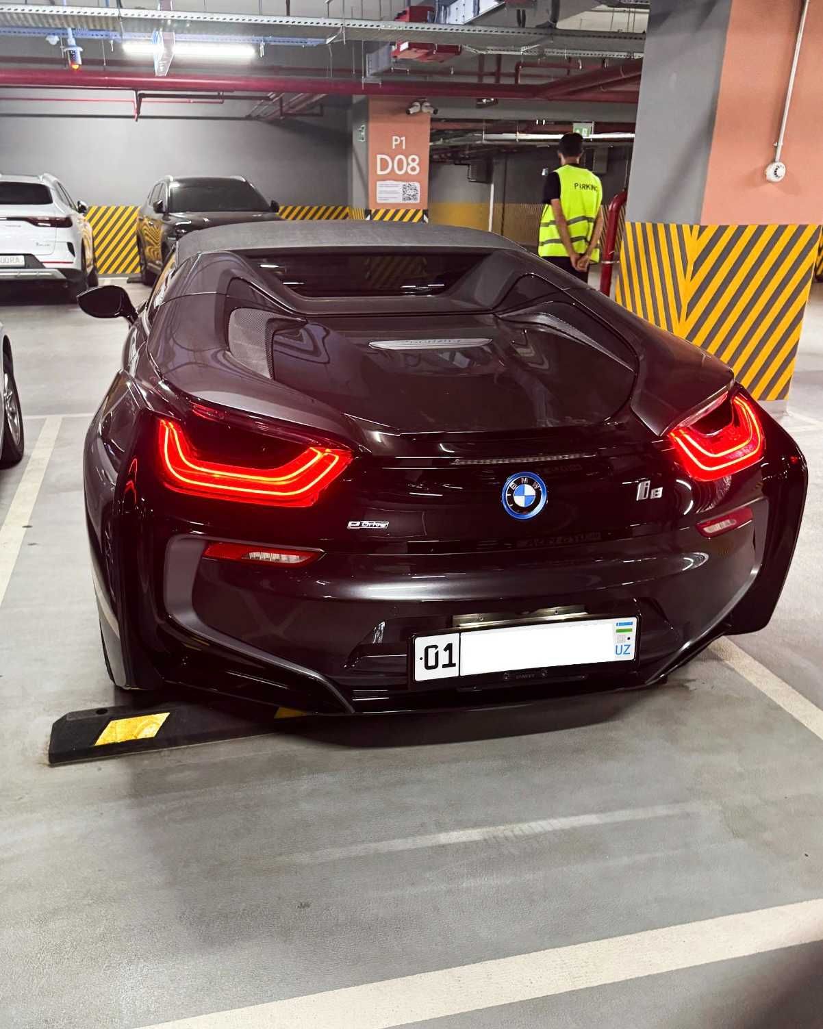 BMW i8 Roadster – единственный в Ташкенте