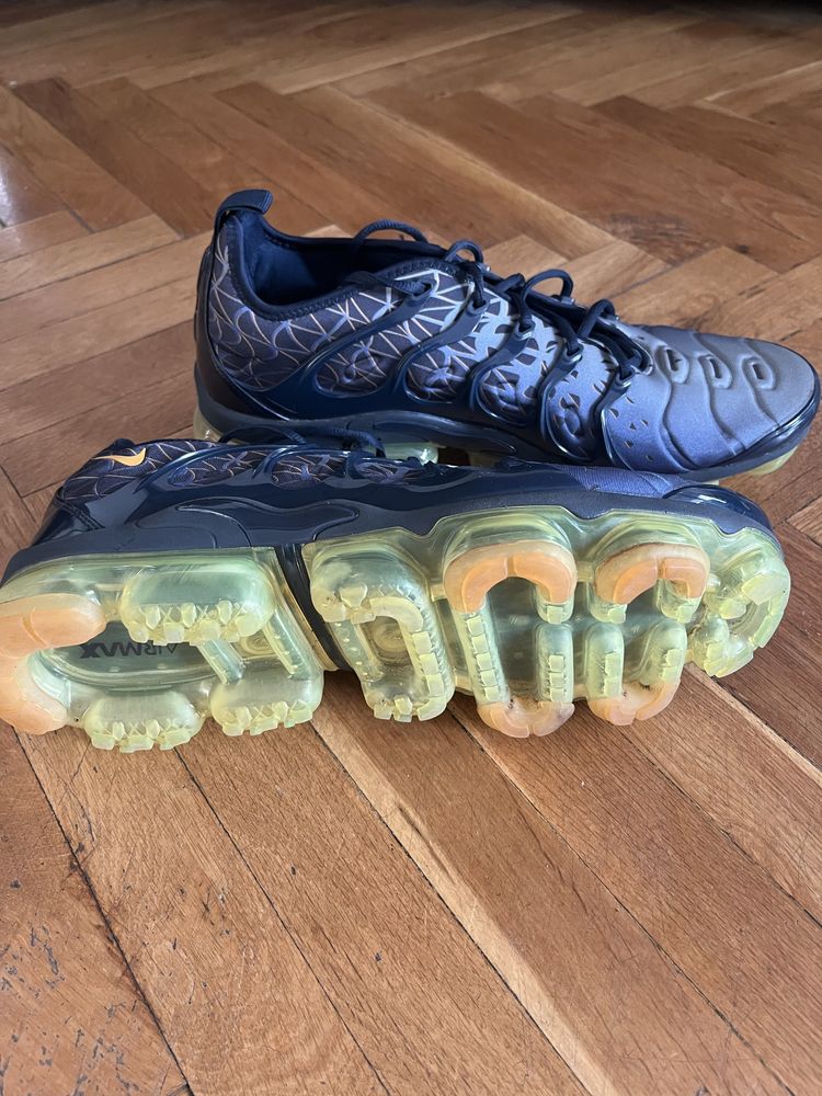 NIKE vapormax plus orange