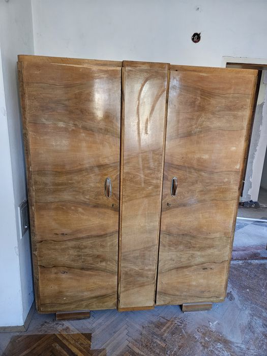 Стар масивен Гардероб