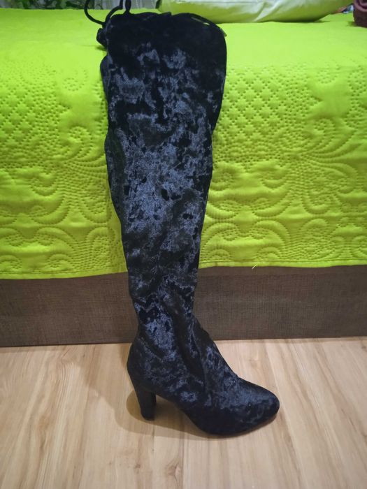 Продавам дамски чизми.