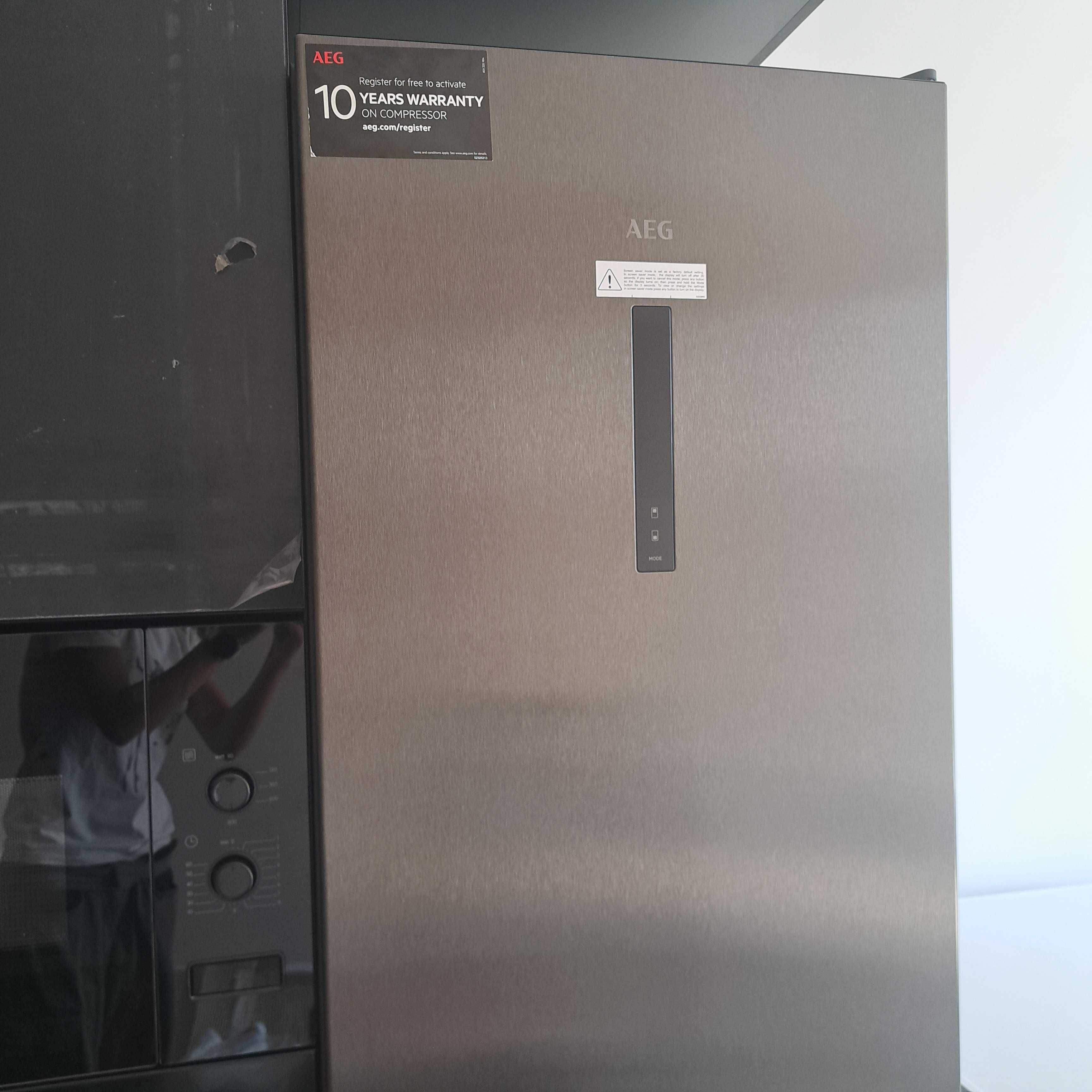 Продавам нов хладилник AEG RCB732E5MB