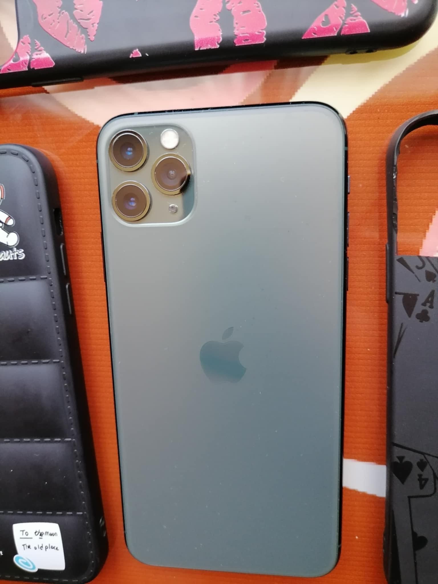 Продавам iPhone 11 Pro Max. Подлежи коментар на цената