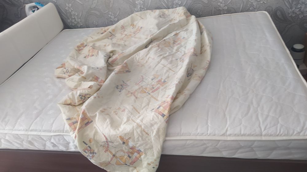 Продаётся двухспальная кровать,в хорошем состоянии