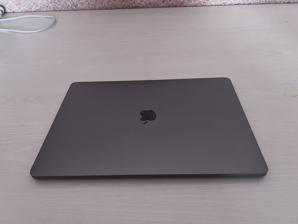 Macbook pro 2017 i7 16/256 kareadan kelgan