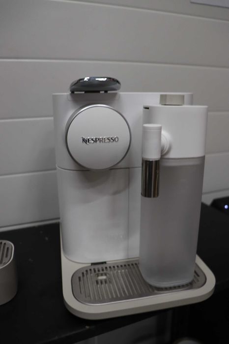 Еспресо кафемашина за капсули Delonghi Nespresso Gran Lattissima EN640