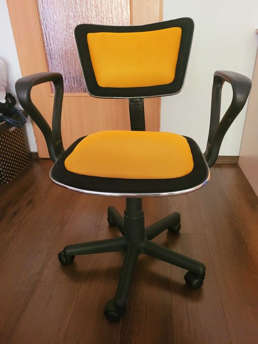 Scaunul de birou cu inaltime reglabila