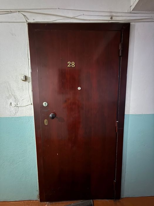 Продам входную металлическую дверь
