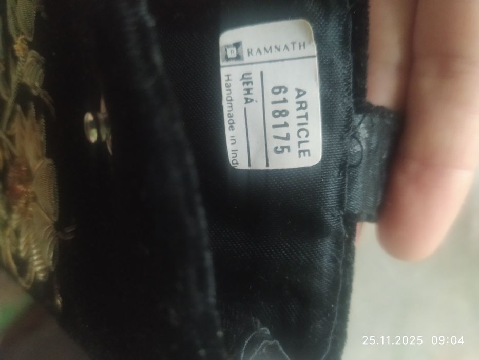 Продам бархатный очешник. Вышит металлической нитью.