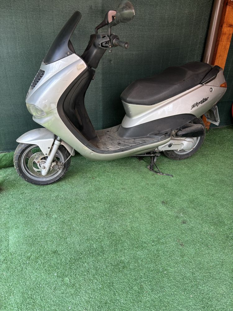 Scuter Pegeout Elizeu  - 100 cm  Italia