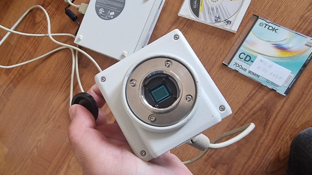 NIKON Digital Sight DS-Fi1 și controler pentru microscop DS-U2