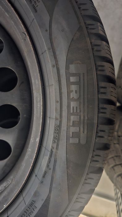 Зимни гуми Pirelli 205/55/16  с джанти и оригинални тасове - 520лв.