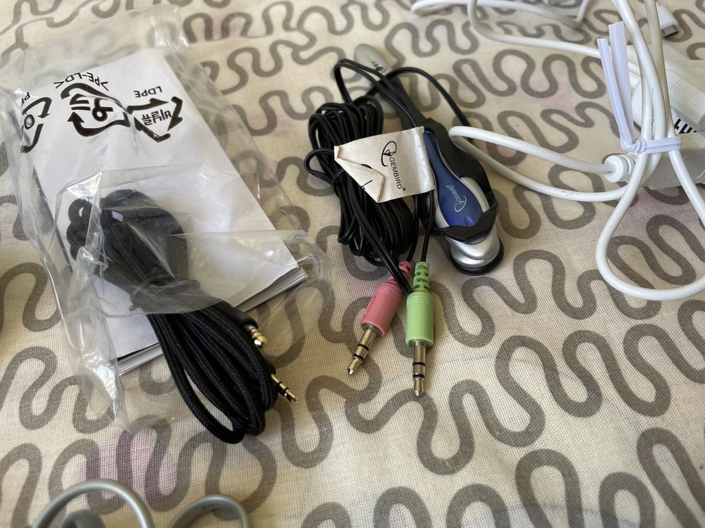 Зарядни, слушалки, кабели, връзки и др.