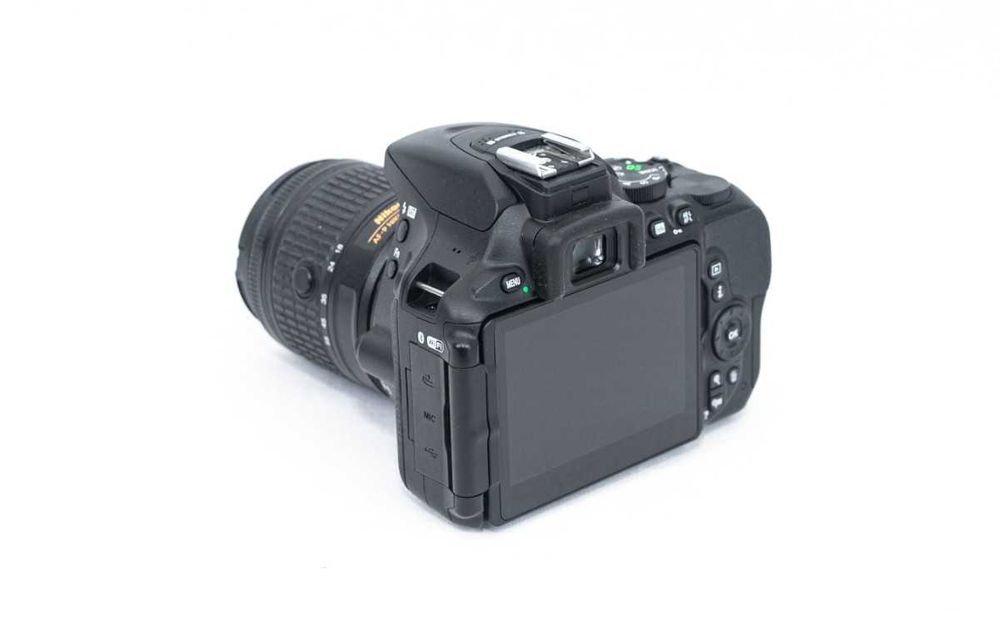 Nikon D5600 kit + obiectiv 18-55mm - 3400 de cadre - Aparat foto DSLR