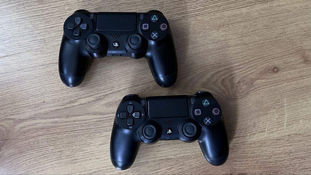 PS4 slim 500 GB с два джойстика и 10 игри