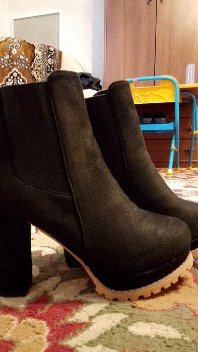 Продам ботинки на невысоком каблуке