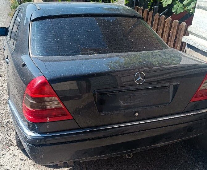 Продавам на Части Мерцедес C200