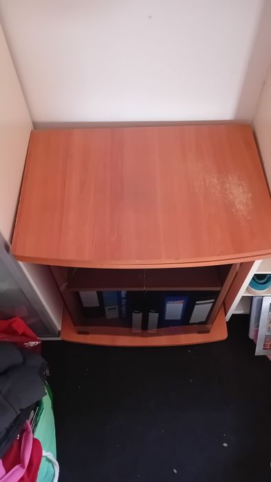 Vând masa pentru televizor sau laptop, cu doua uși în fata din sticla,