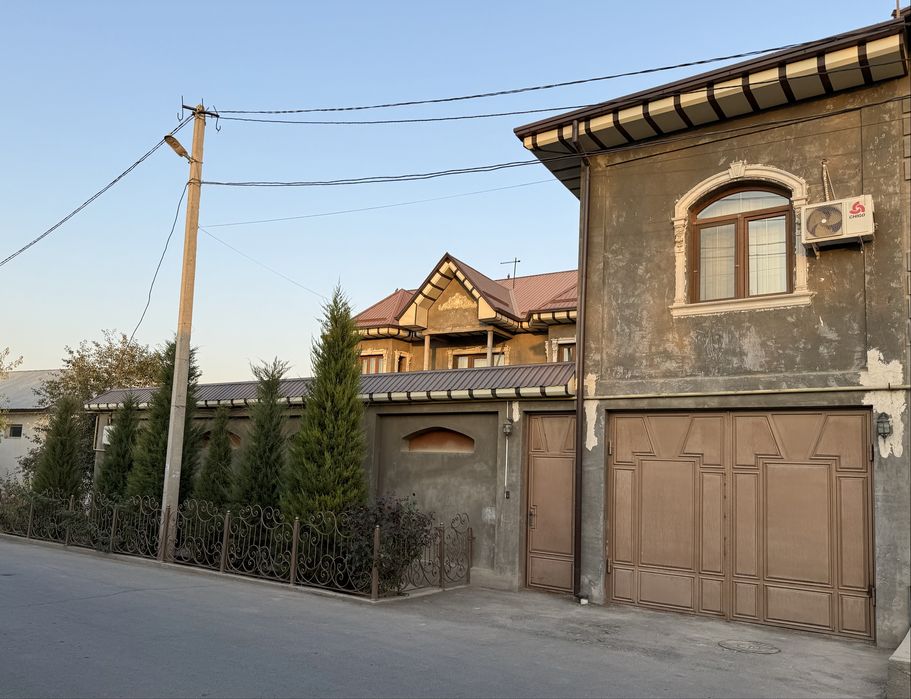 4 sotok, 238 kv yashash maydoni. 40 Let massivda o’z uyimiz sotiladi.