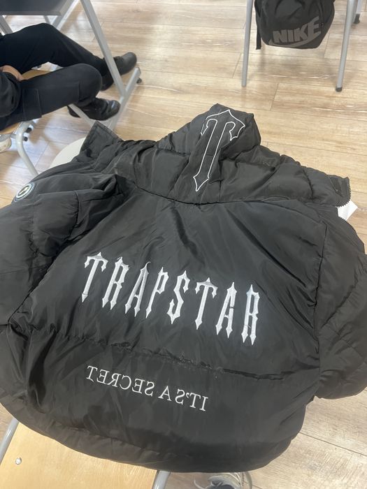 Vand geaca trapstar neagra livrare personala