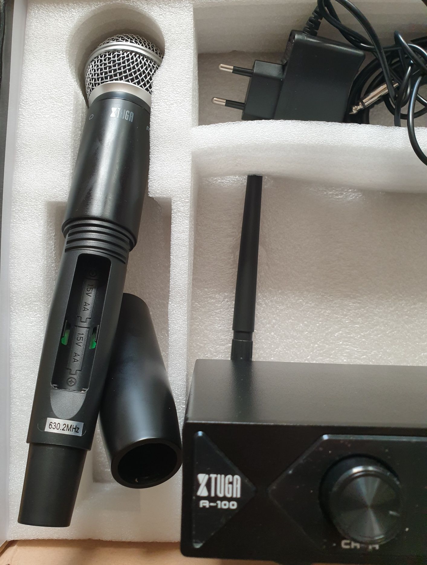 Microfon fără fir karaoke 2 microfoane.   XTUGA audio A-100 (NOU)