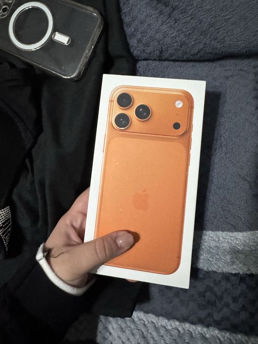 Айфон 17 про макс оранжевый