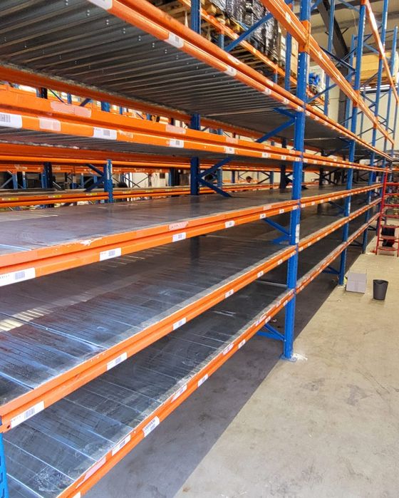 Rafturi metalice cu polite metalice