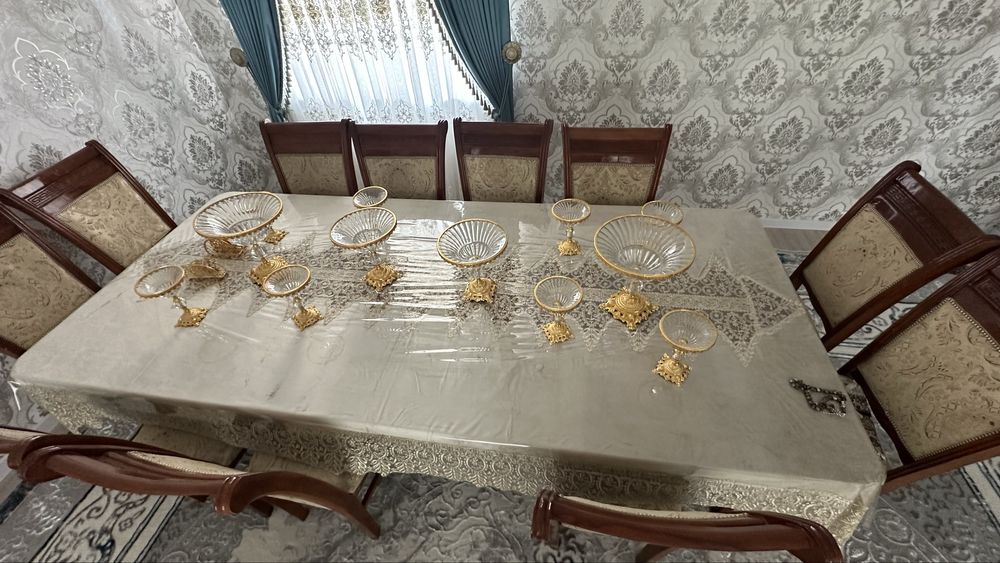 Mehmon xonaga 1 Katta stol va 12 ta KONPLEKT sotiladi Holati Yaxshi!!!