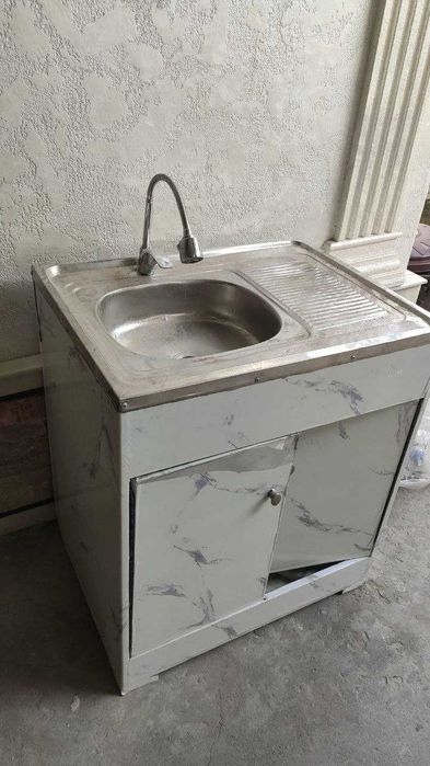 Rakovina shkafi bilan