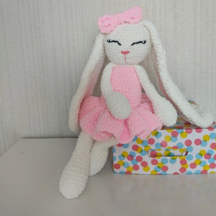 Вязаная зайка ручной работы