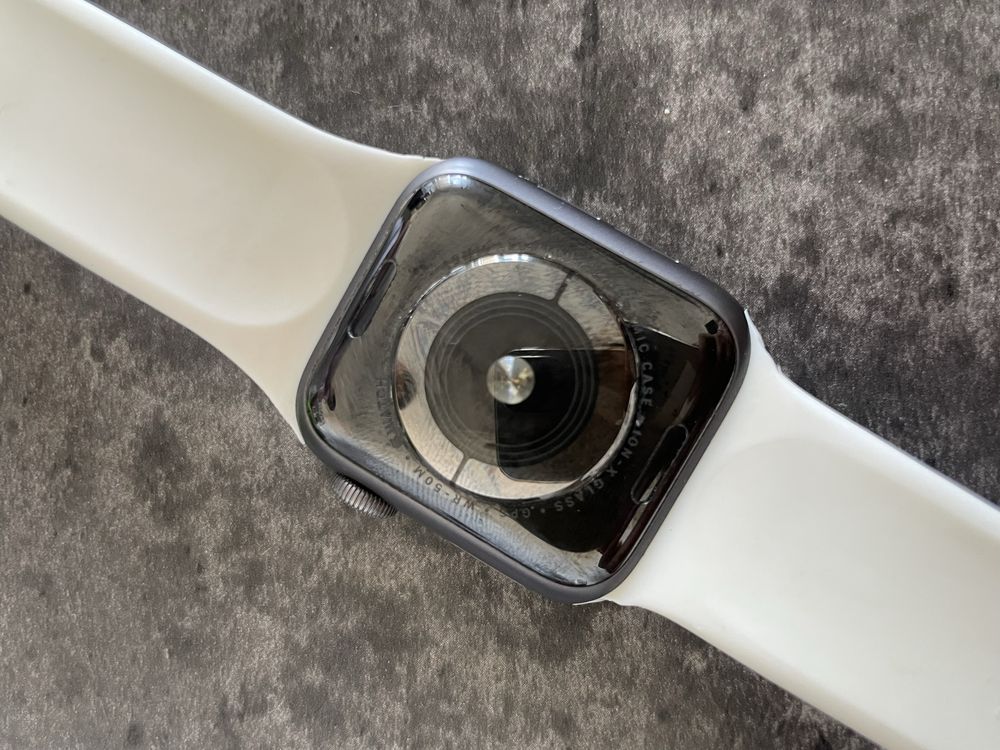 Iphone i watch sotiladi 4 40 mm