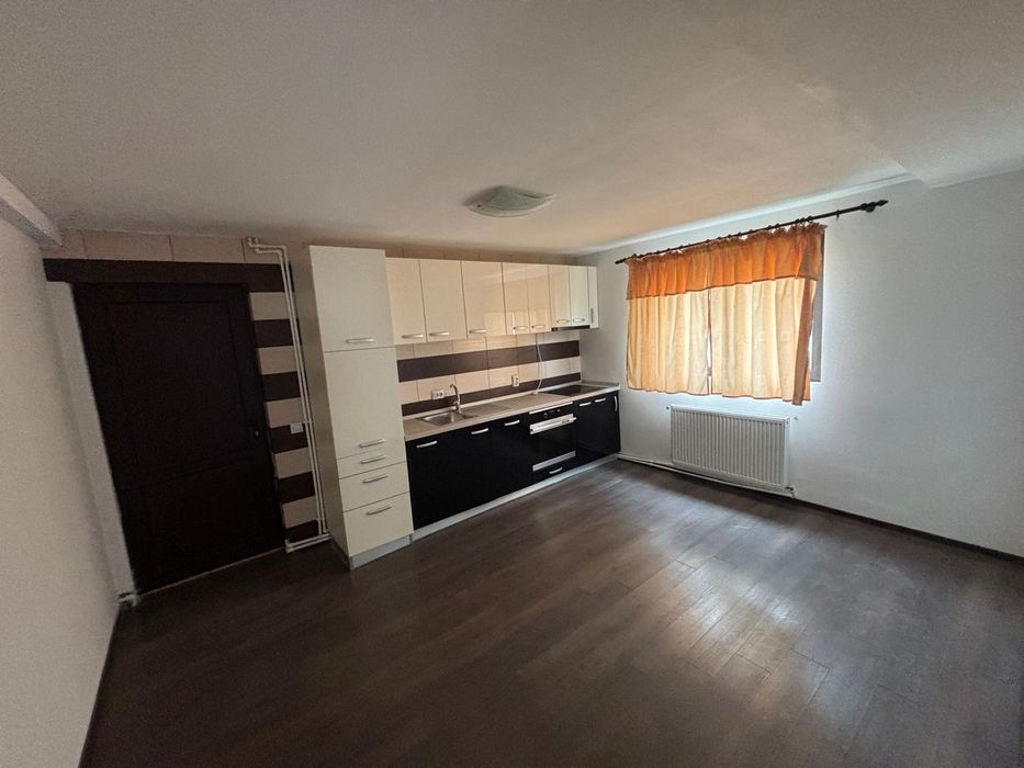 Vând casă cu mansardă si toate utilitațile in zonă excelenta!