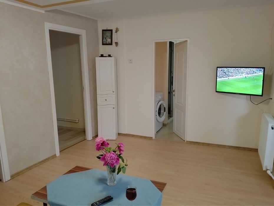 Casa de inchiriat – 3 camere, curte si terasa