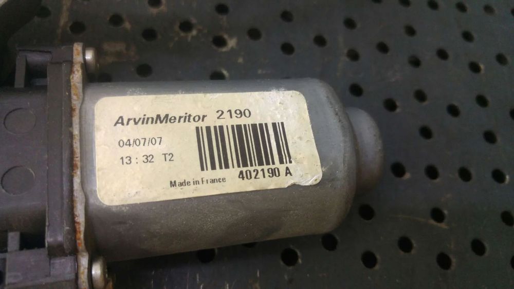 Macara cu motoras dreapta spate nissan qashqai j10 nj10 jj10e 402190a
