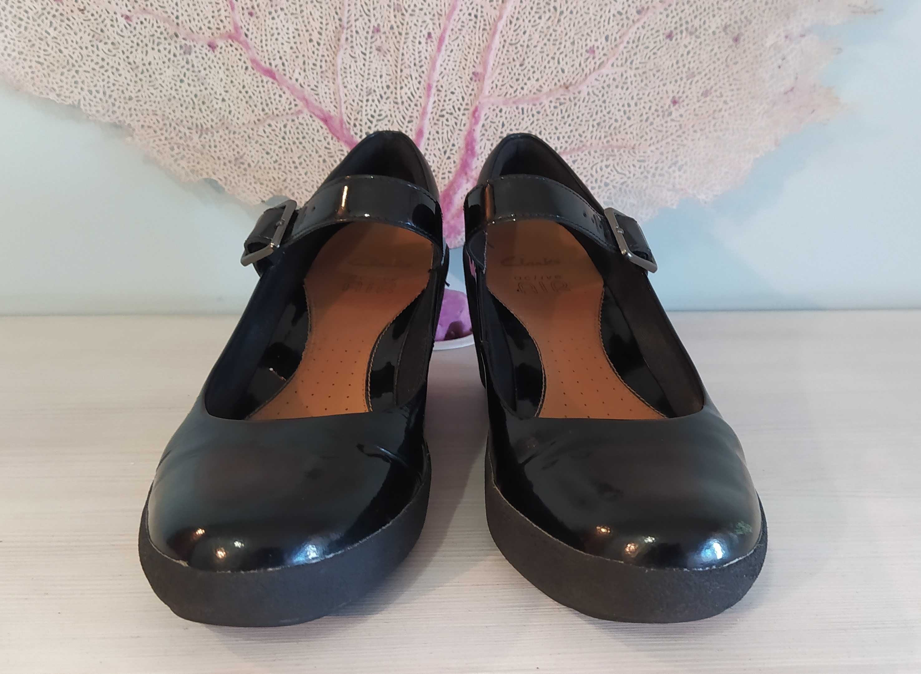 CLARKS черни, лачени – на платформа, № 40