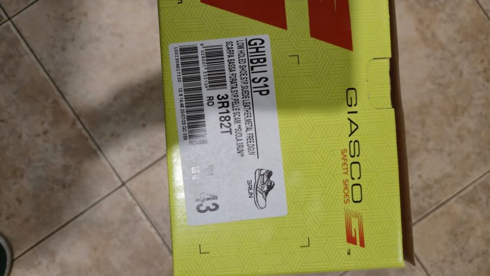 Продавам работни обувки със защотно бомбе  Giasco, нови,  43 номер
