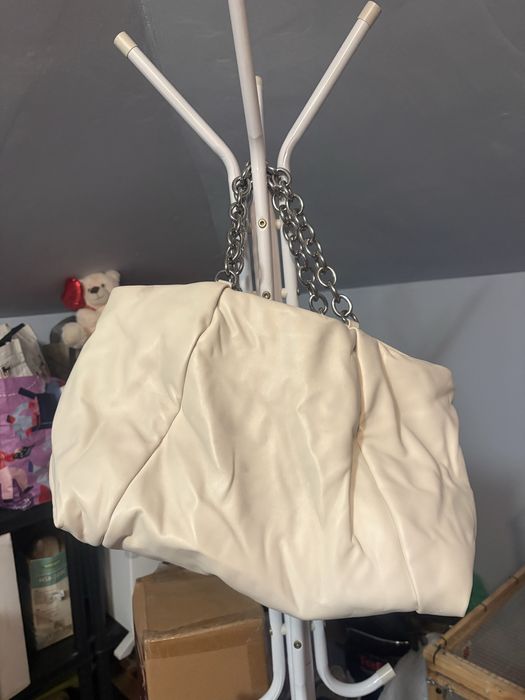 Geanta de umar Bershka alba si argintie