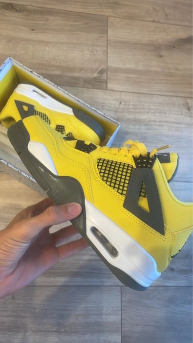 Air Jordan 4 Yellow Lightning • Size 41 • 450 lei