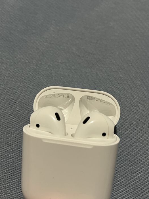Apple AirPods (Generația a 2-a) cu carcasă de încărcare originală