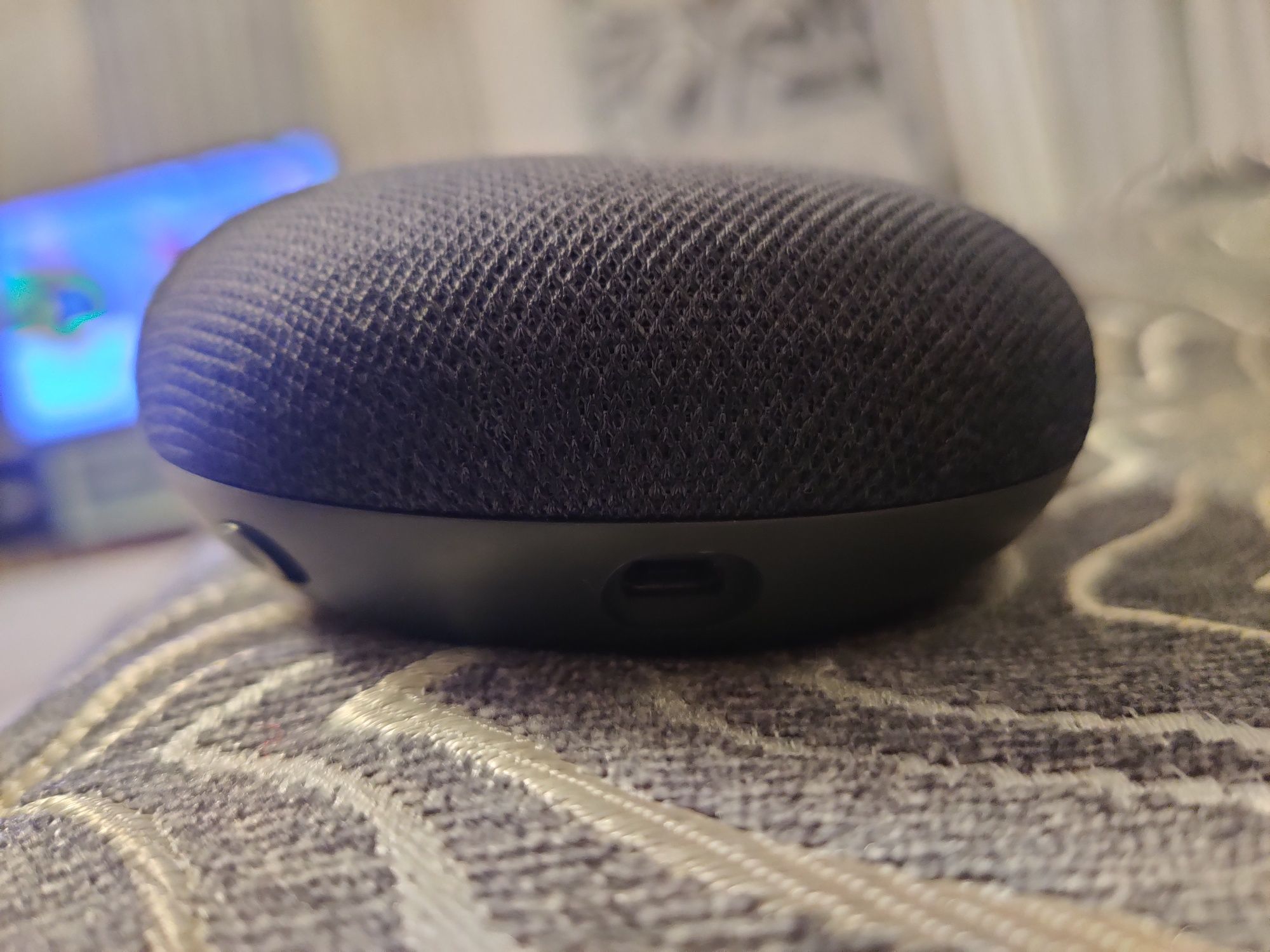 Умная колонка Google Home Mini на аккумуляторном блоке