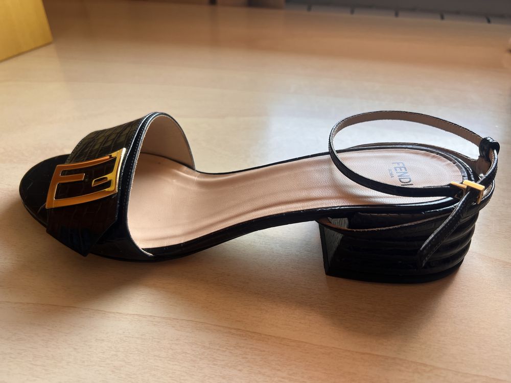 Обувки Fendi