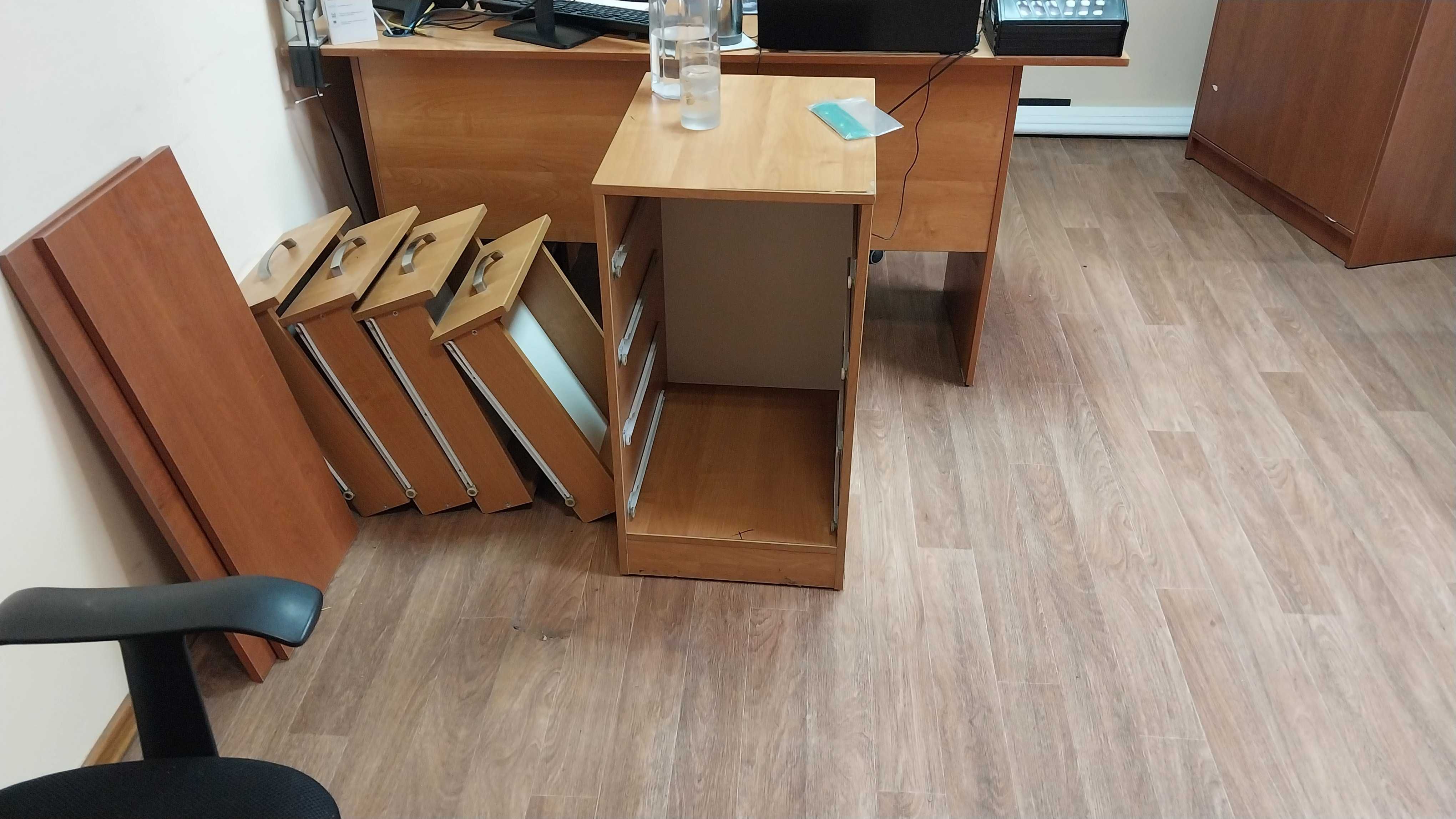 Продаются шкафы офисные и столы