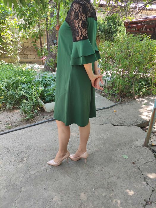 Платье зелёное с верхом из гипюра.