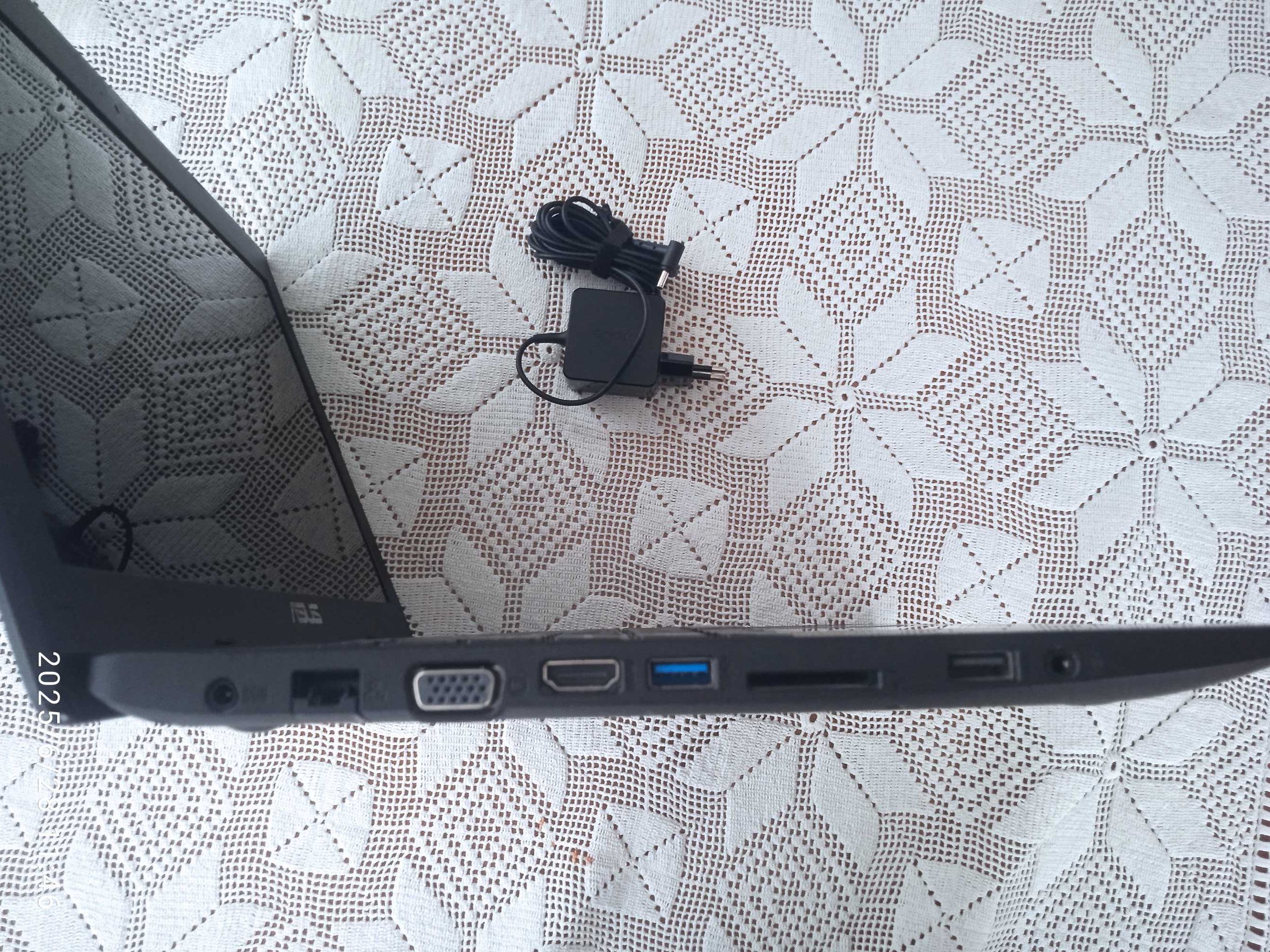 Лаптоп Asus F553M продавам