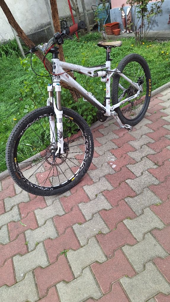 Bicicleta full suspension Cube Ams 100