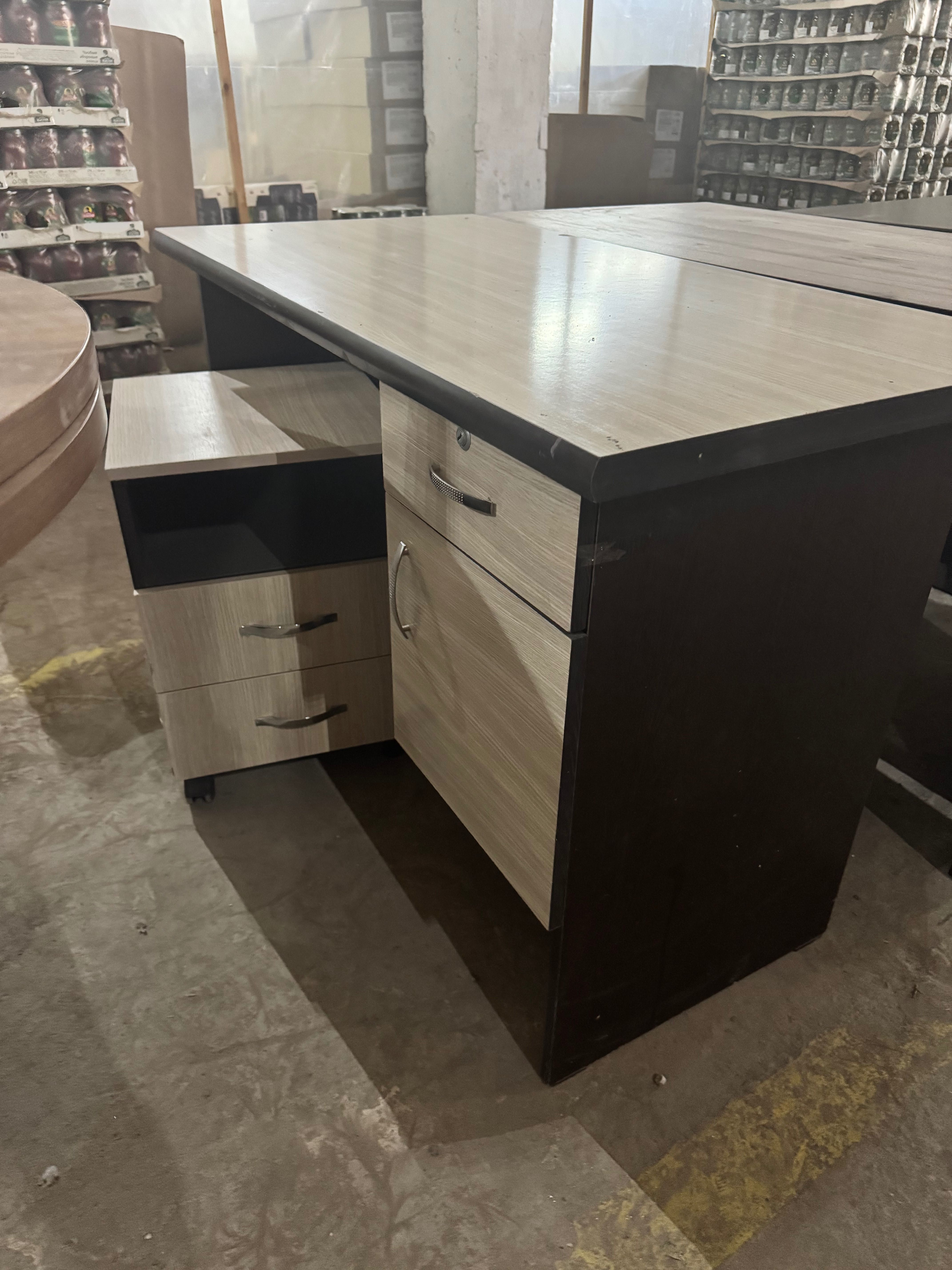 Продам письменный стол офисный с тумбочкой